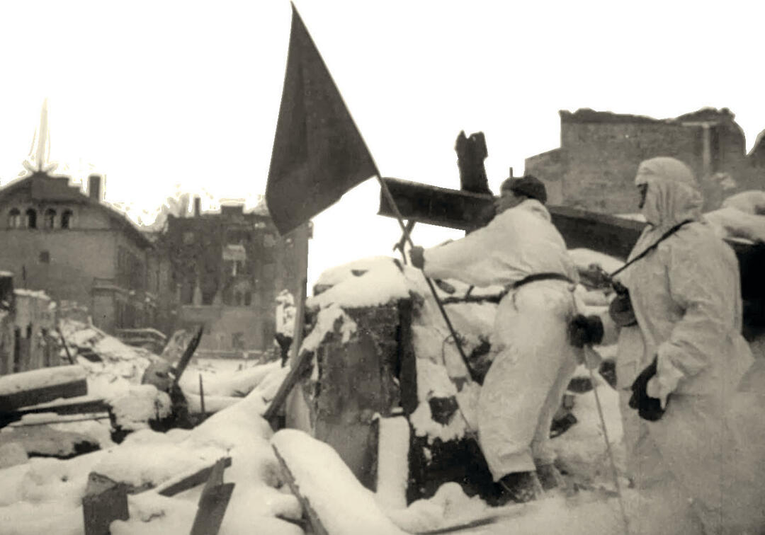 Raudonarmiečiai ant apsnigtų Klaipėdos griuvėsių kelia raudonąją vėliavą (dab. Atgimimo aikštė)  1945 m. sausio 28 d. Lietuvos centrinio valstybės archyvo nuotr. 