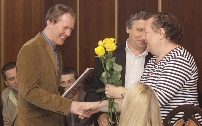 Rašytoja Vanda  Juknaitė sveikina Antano Vaičiulaičio literatūrinės premijos laureatą  rašytoją VidąMorkūną.