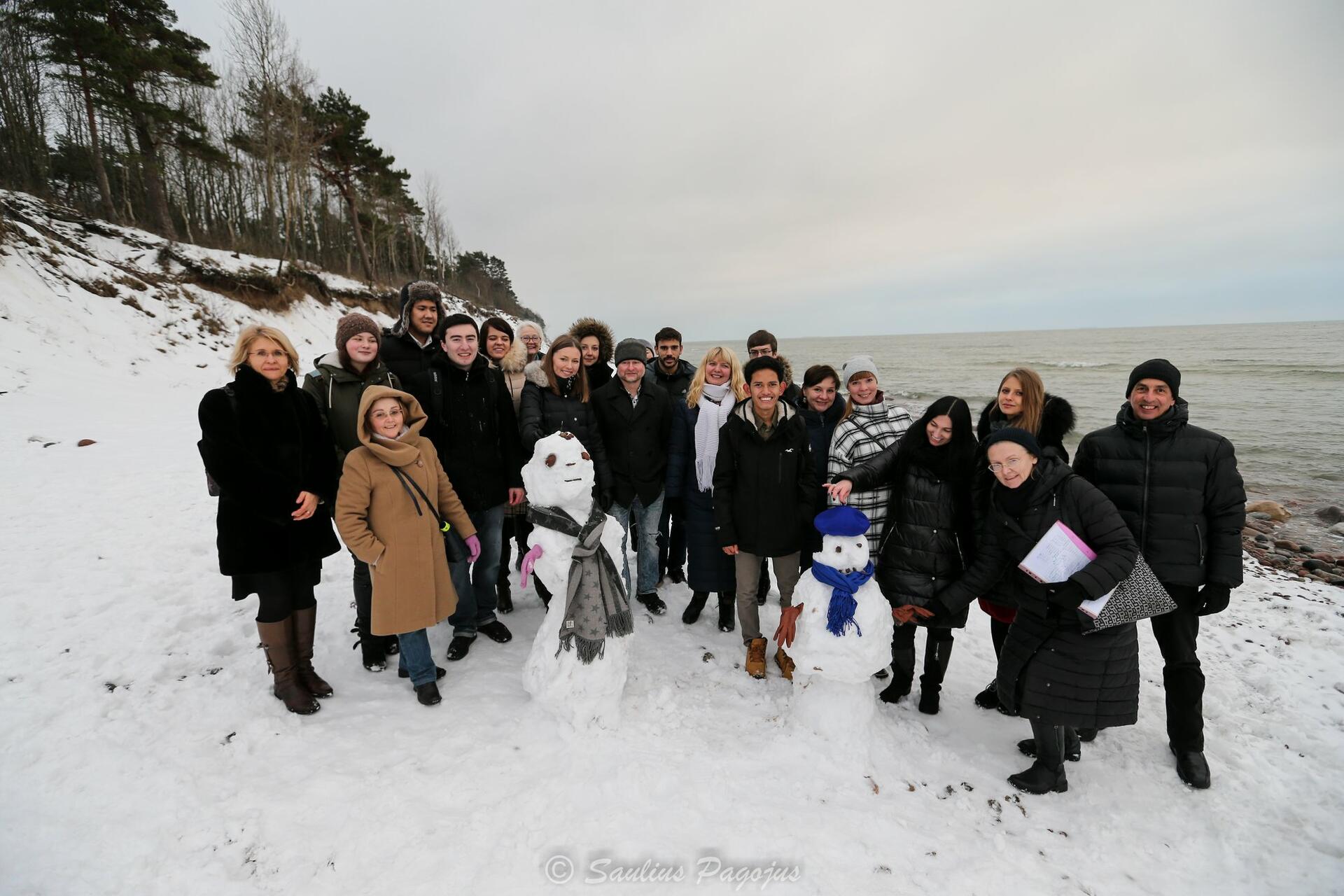 KU Lietuvių kalbos ir kultūros akademijos organizatorių archyvo nuotraukose – „ikipandeminių“ žiemos kursų lankytojų patirtys Klaipėdoje, mokantis lietuvių kalbos bei pažįstant mūsų šalies kultūrą