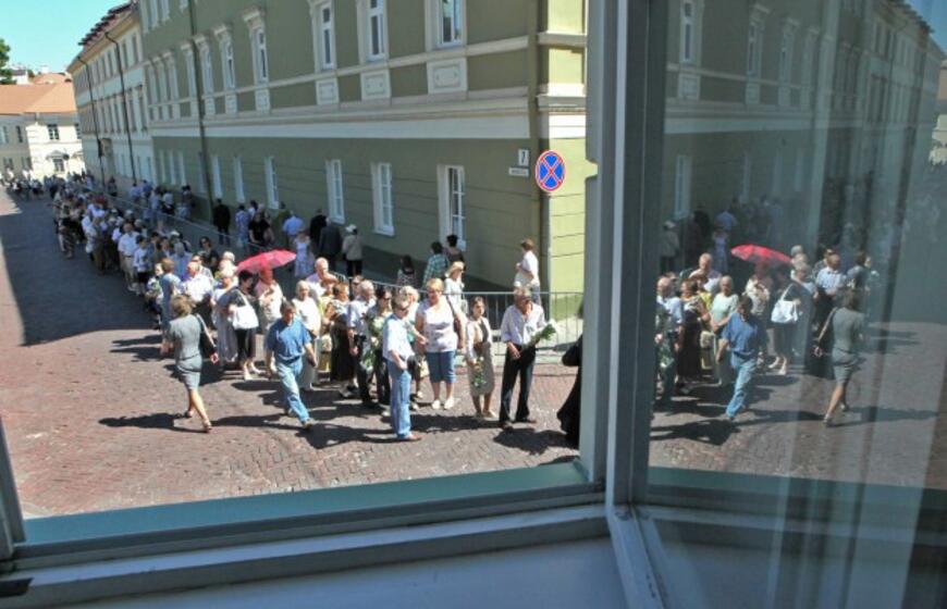 Atsisveikinti su Algirdu Brazausku plūsta šimtai žmonių