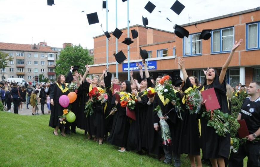 KU studentams - diplomų gavimo metas