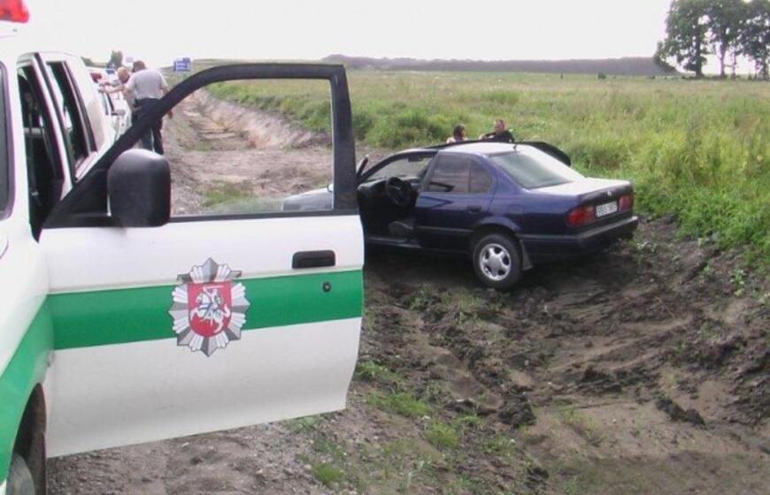 Į griovį prie Gindulių nustumtas automobilis
