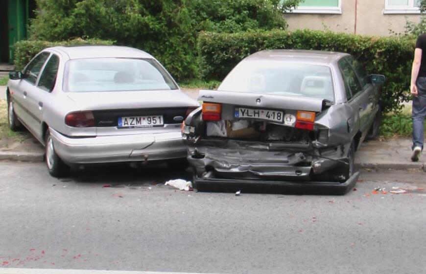 Jaunuolis Laukininkų gatvėje sudaužė du automobilius