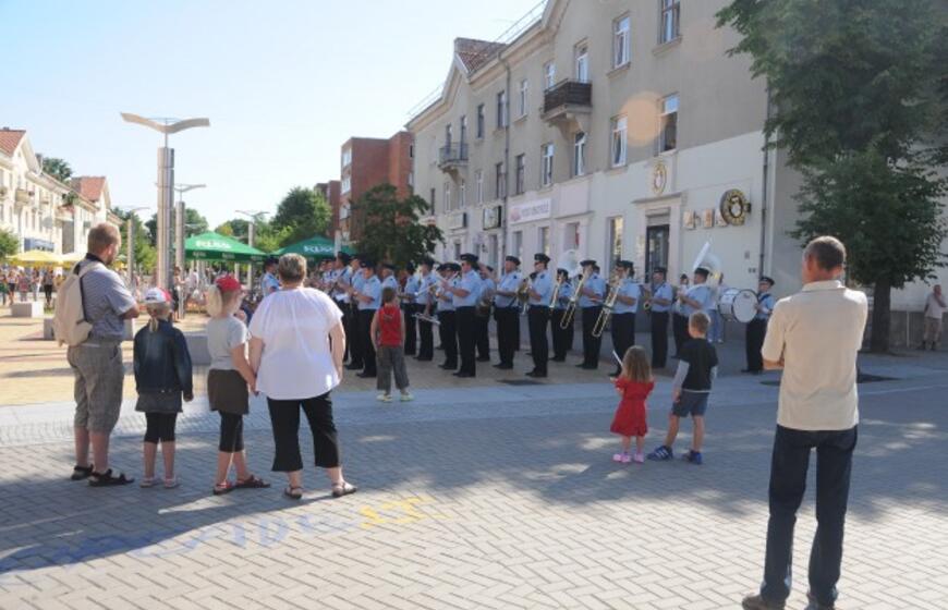 Šeštadienio rytą klaipėdiečius ir miesto svečius žadino pučiamųjų instrumentų orkestrų sambūrio “Orkestrų audros” dalyviai