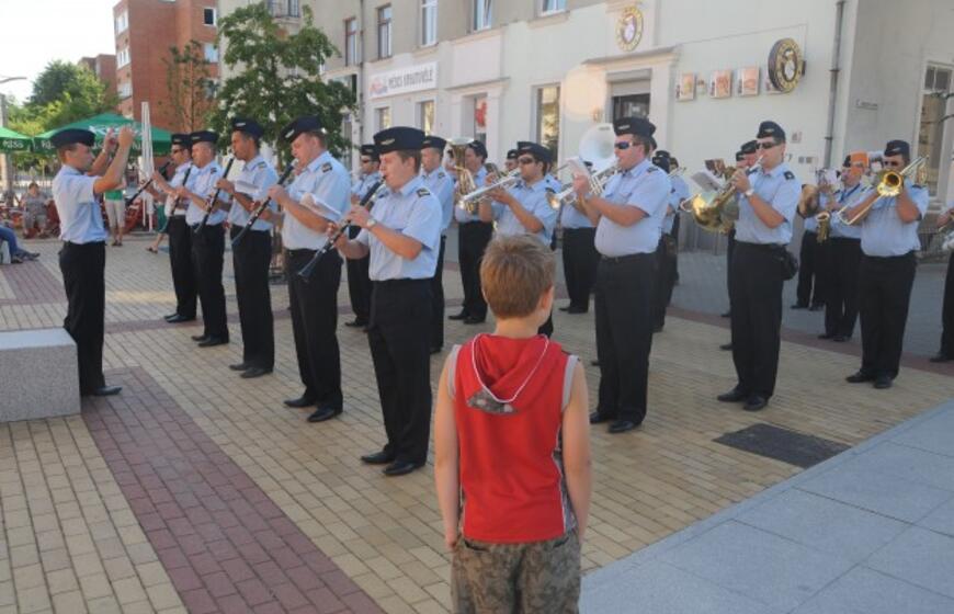 Šeštadienio rytą klaipėdiečius ir miesto svečius žadino pučiamųjų instrumentų orkestrų sambūrio “Orkestrų audros” dalyviai