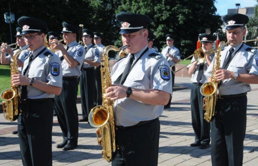 Šeštadienio rytą klaipėdiečius ir miesto svečius žadino pučiamųjų instrumentų orkestrų sambūrio “Orkestrų audros” dalyviai