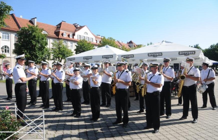 Šeštadienio rytą klaipėdiečius ir miesto svečius žadino pučiamųjų instrumentų orkestrų sambūrio “Orkestrų audros” dalyviai