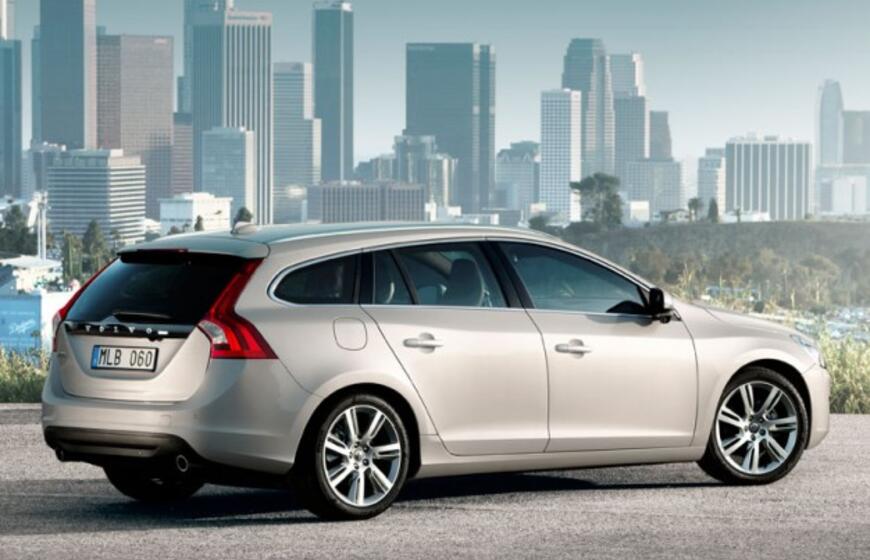 Švedai "Volvo" parodė naująjį universalą V60