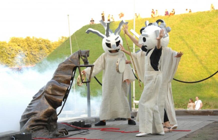 Juodojo vaiduoklio skulptūros atidengimas palydėtas šviesos, triukšmo ir dūmų žaismu