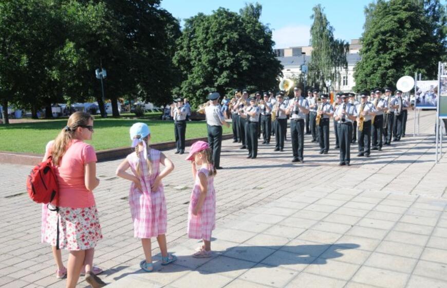 Šeštadienio rytą klaipėdiečius ir miesto svečius žadino pučiamųjų instrumentų orkestrų sambūrio “Orkestrų audros” dalyviai