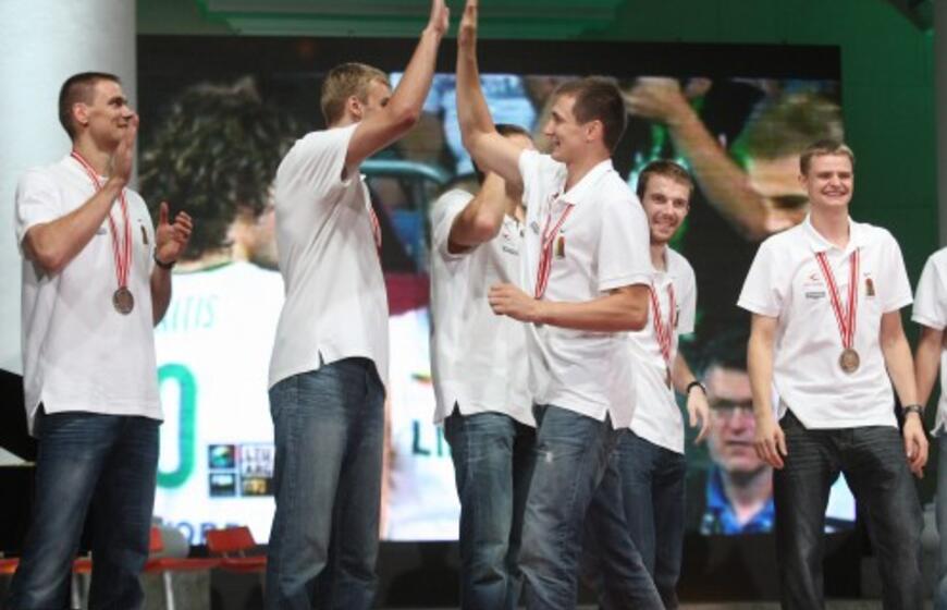 Lietuva pasitiko savo didvyrius - bronzą iškovojusią rinktinę