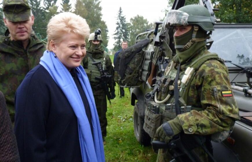 Dalia Grybauskaitė stebėjo pratybas "Šakalo akmuo 2010"