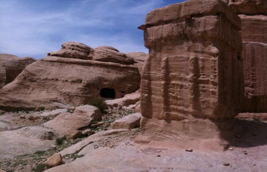 Raudonoji dykumų rožė Petra: stebuklai uolose