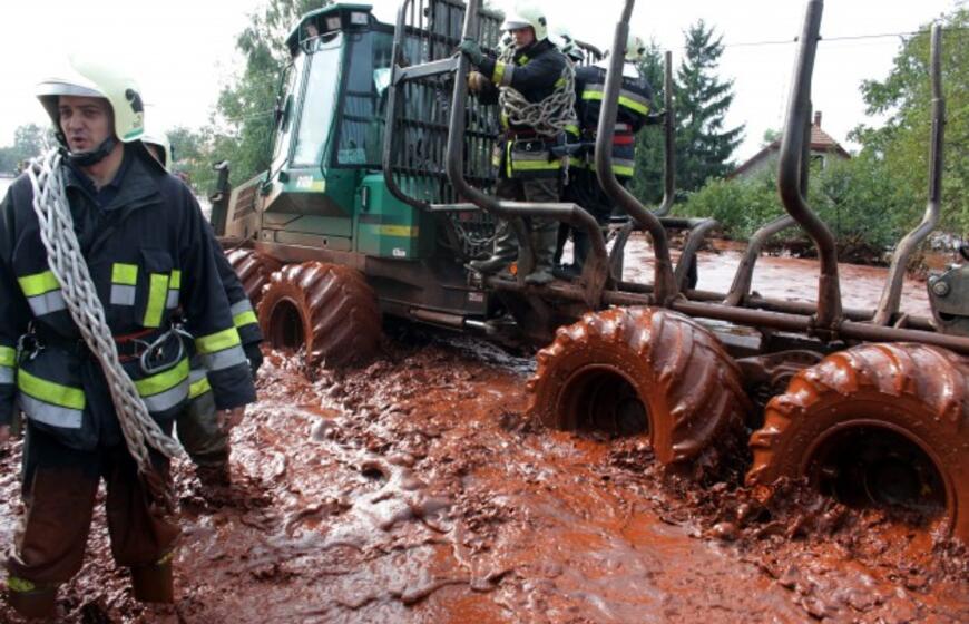 Tris Vengrijos kaimus užliejo nuodingos atliekos