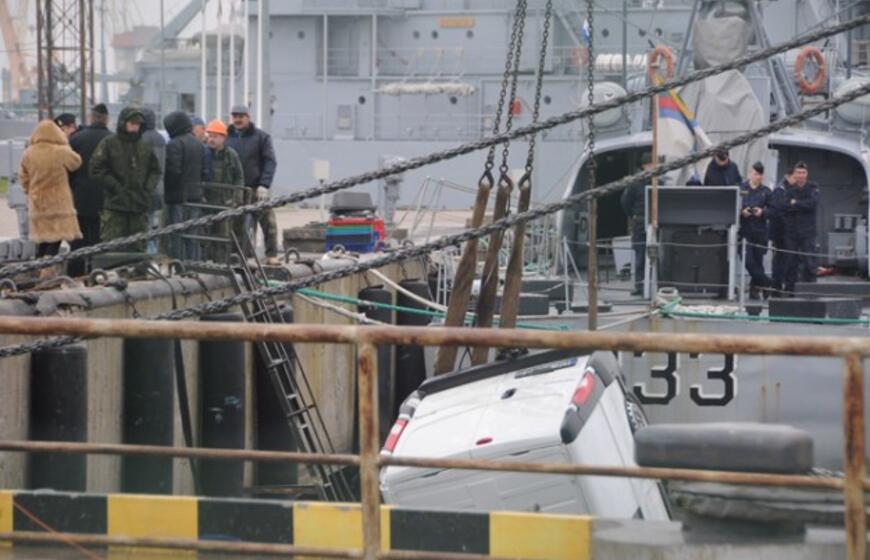 Uoste nuo krantinės į vandenį nuvažiavo automobilis