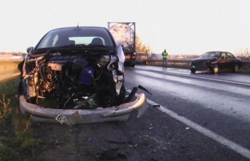 Slidžiuose pajūrio keliuose dužo automobiliai