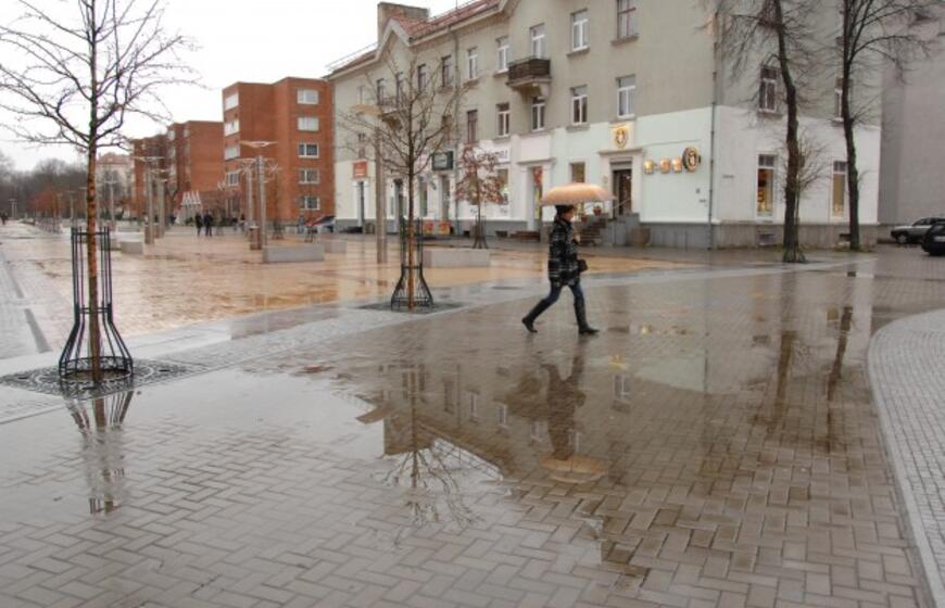 M. Mažvydo alėja Klaipėdoje skęsta lietaus vandenyje
