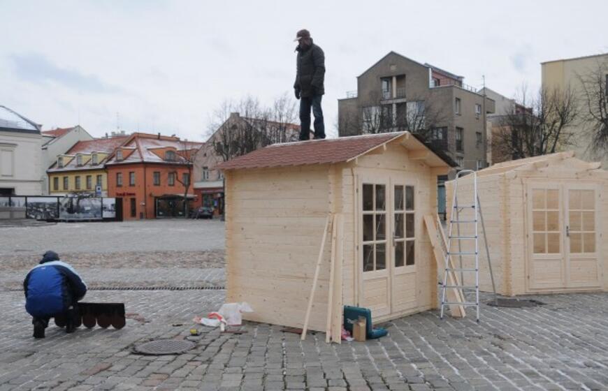 Klaipėdos Teatro aikštėje statomi nameliai Kalėdų prekybai