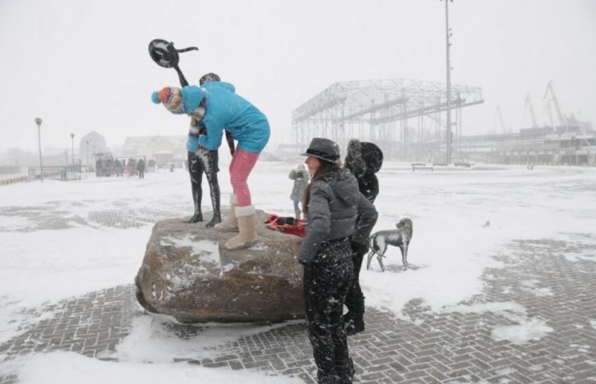 Berniukas su šuneliu pasipuošė Kalėdoms