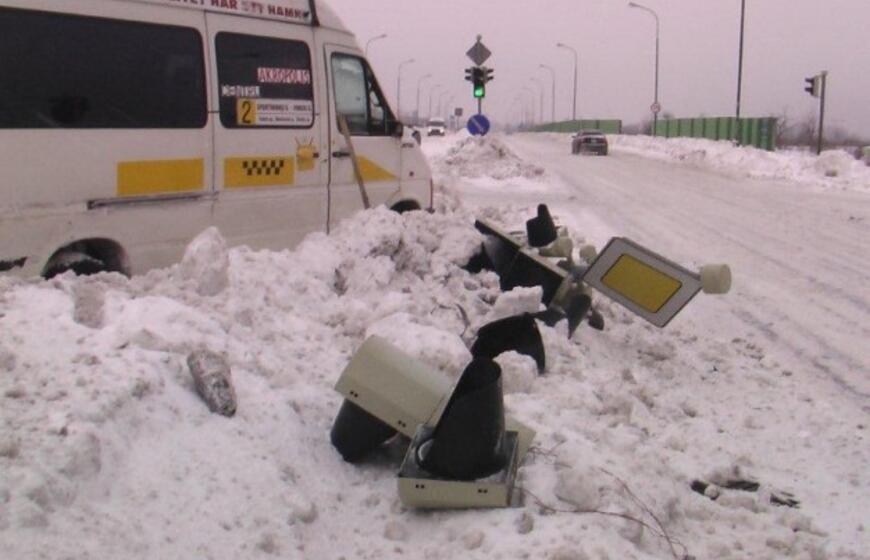 Klaipėdos sankryžoje nuverstas šviesoforas