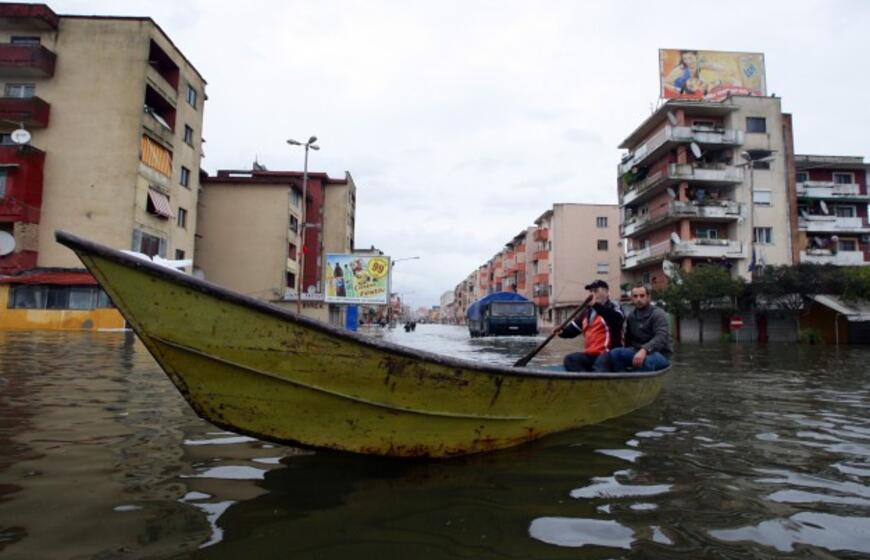 Albaniją skalauja smarkūs potvyniai