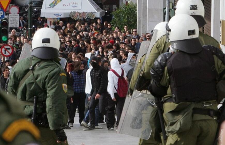Policija demonstrantus Atėnuose "pavaišino" ašarinėmis dujomis