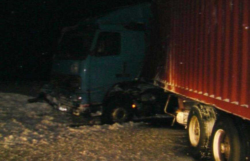 Naktį autostradoje į avariją pateko vilkikas