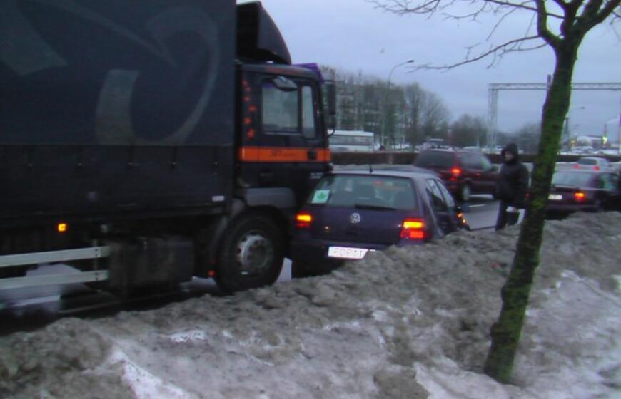 Šilutės plente susidūrė sunkvežimis ir lengvasis automobilis