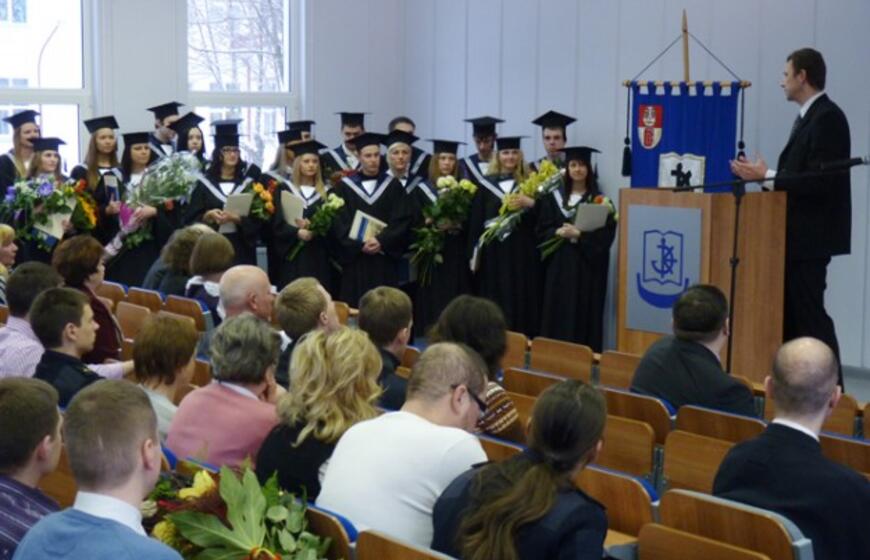 Lietuvos aukštosios jūreivystės mokyklos absolventams įteikti diplomai