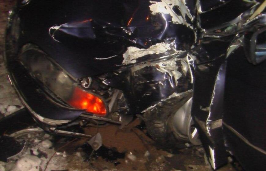 BMW rėžėsi į medį, po to į "Škodą"