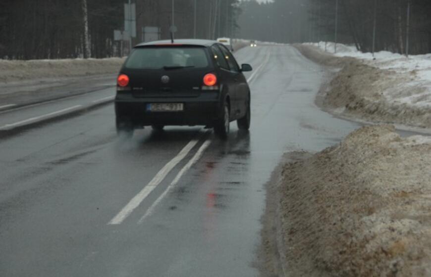 Sniego krūvos Klaipėdos gatvėse riboja eismą