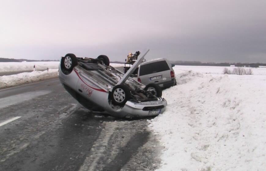 Kelyje Klaipėda-Palanga ant stogo apsivertė automobilis