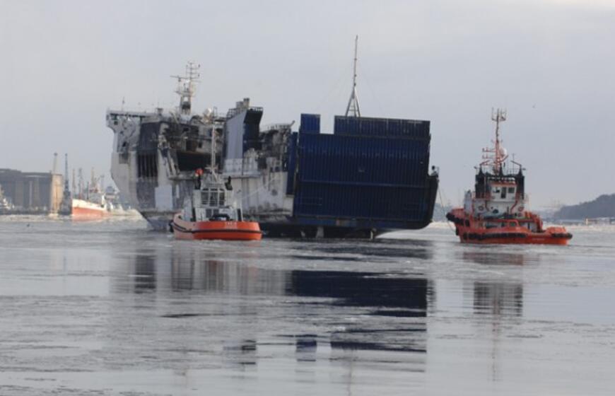 Sudegęs keltas "LISCO Gloria" parplukdytas į Klaipėdą