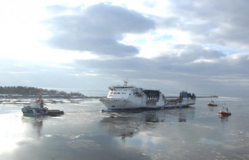 Sudegęs keltas "LISCO Gloria" parplukdytas į Klaipėdą
