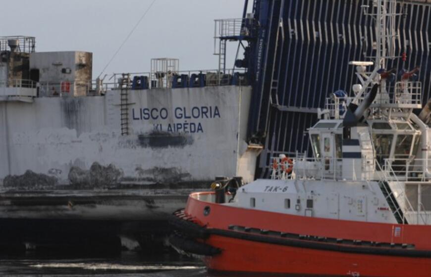 Sudegęs keltas "LISCO Gloria" parplukdytas į Klaipėdą