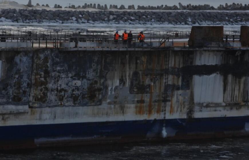 Sudegęs keltas "LISCO Gloria" parplukdytas į Klaipėdą