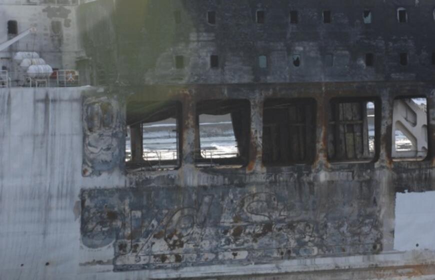 Sudegęs keltas "LISCO Gloria" parplukdytas į Klaipėdą