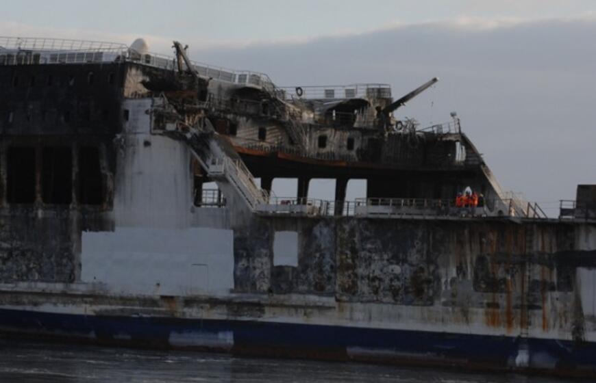 Sudegęs keltas "LISCO Gloria" parplukdytas į Klaipėdą