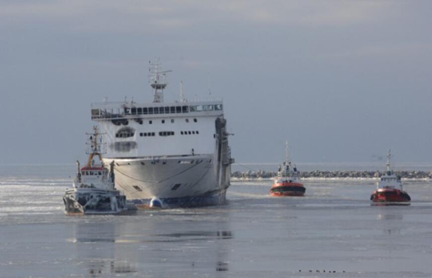 Sudegęs keltas "LISCO Gloria" parplukdytas į Klaipėdą