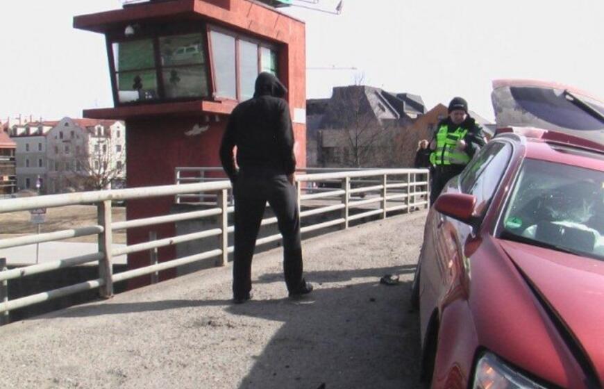 Girtas "Audi" vairuotojas sudarkė Pilies tiltą