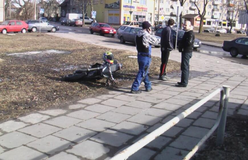 Klaipėdoje partrenktas motociklininkas