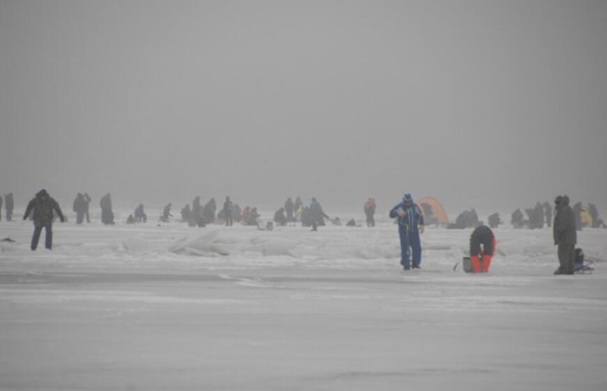 Kuršių marių ledą prie Klaipėdos apgulė žvejai