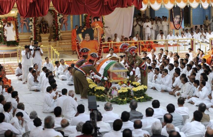 Indijoje palaidotas Sai Baba