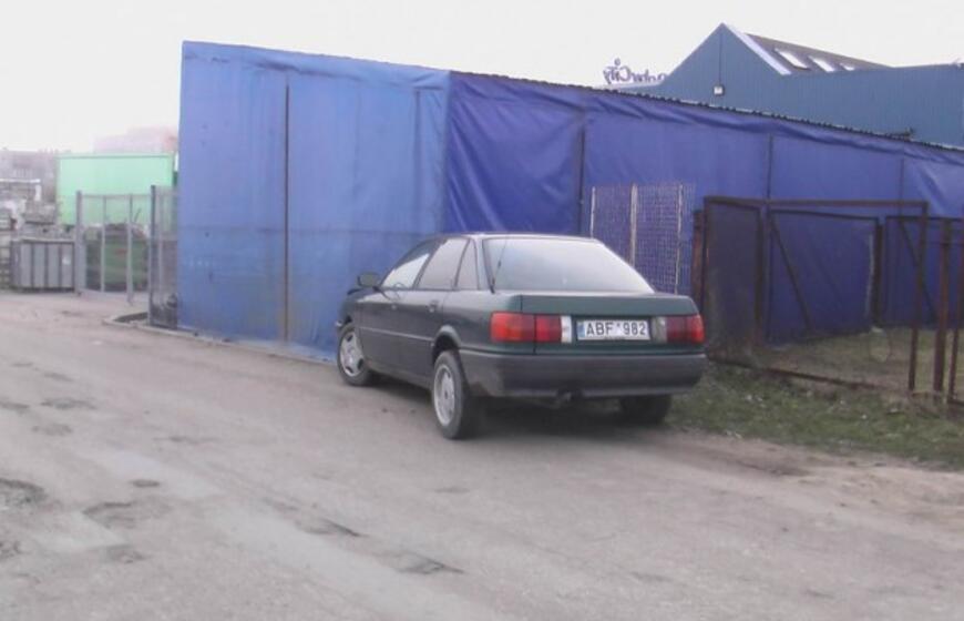 "Audi" atsitrenkė į palapinę