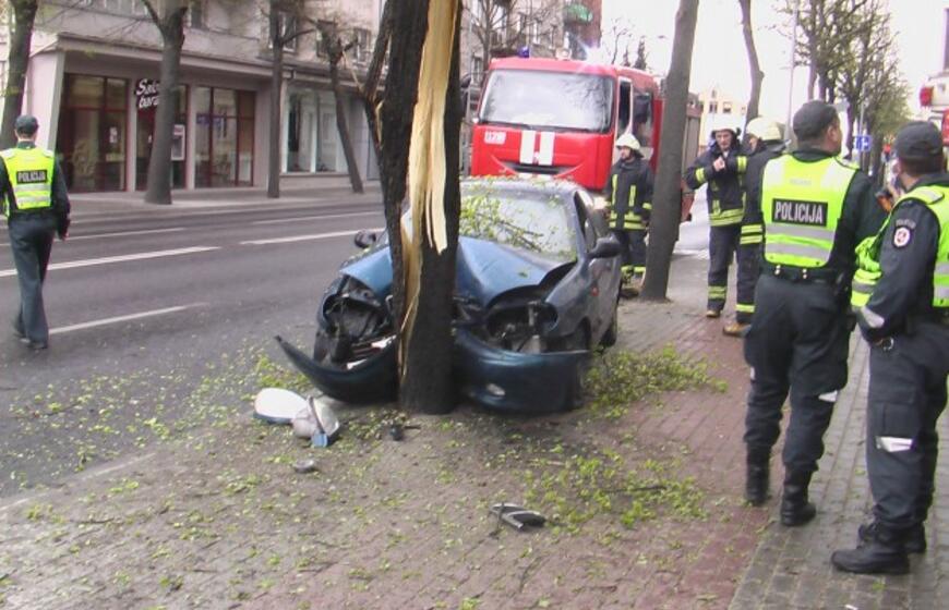 Jauną vairuotoją sustabdė medis