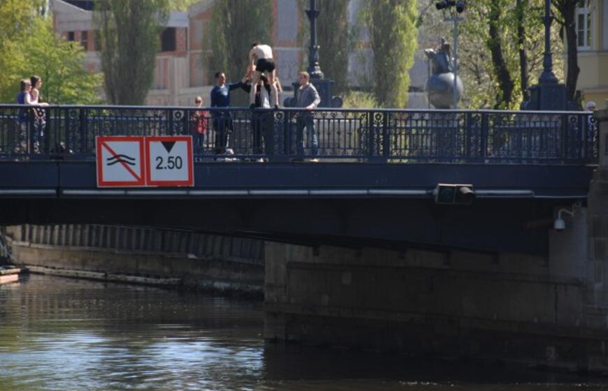 Girti jaunuoliai šokinėjo nuo Biržos tilto