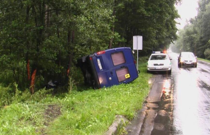 Ties Melnrage "mikriukas" virto ant šono