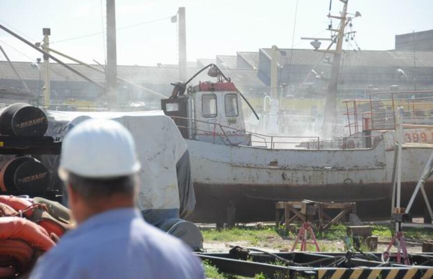 Užsidegė nedidelis remontuojamas laivas