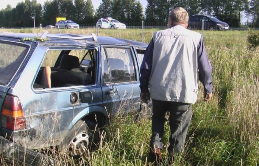 Nuo autostrados nuvažiavo automobilis