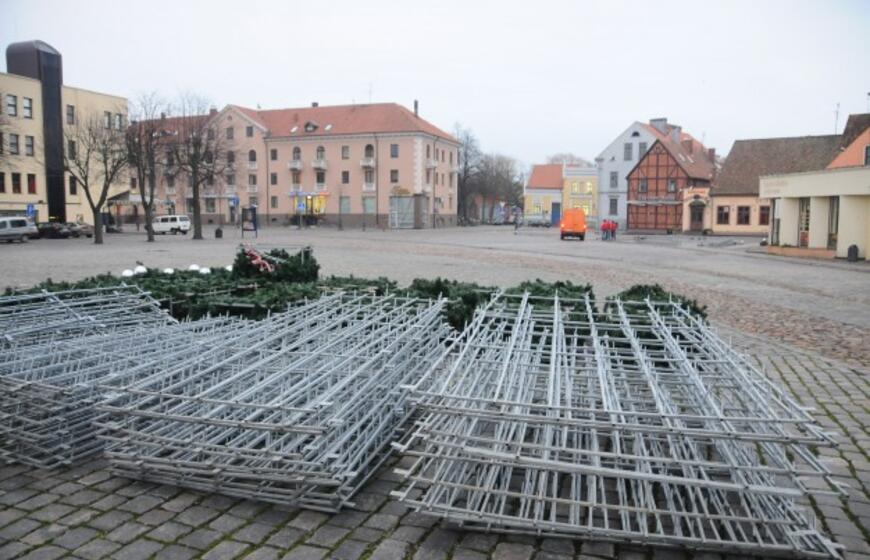 Miesto Kalėdų eglė jau montuojama
